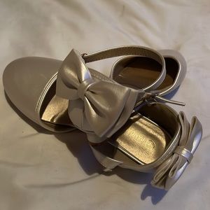 🦋0038 Size 4 big girl. Gold used 2 times like new🦋